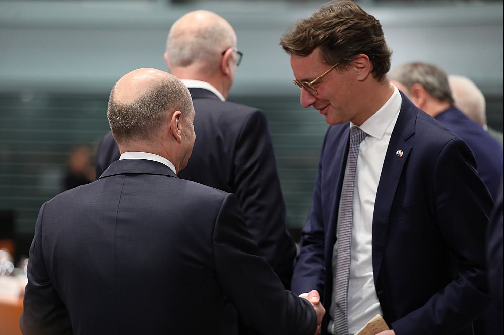 Olaf Scholzund Hendrik Wüstbei der MPK am 06.11.2023