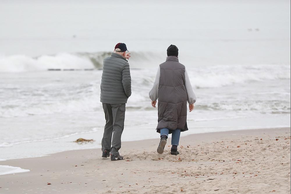 Älteres Paar am Strand (Archiv)