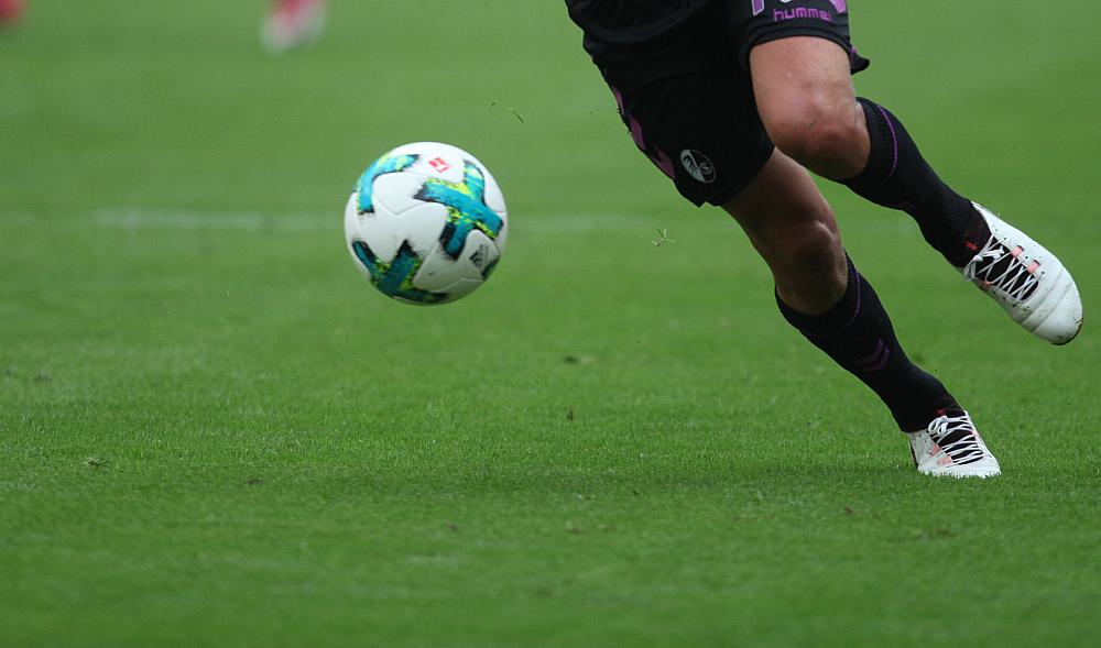 Spieler des SC Freiburg am Ball