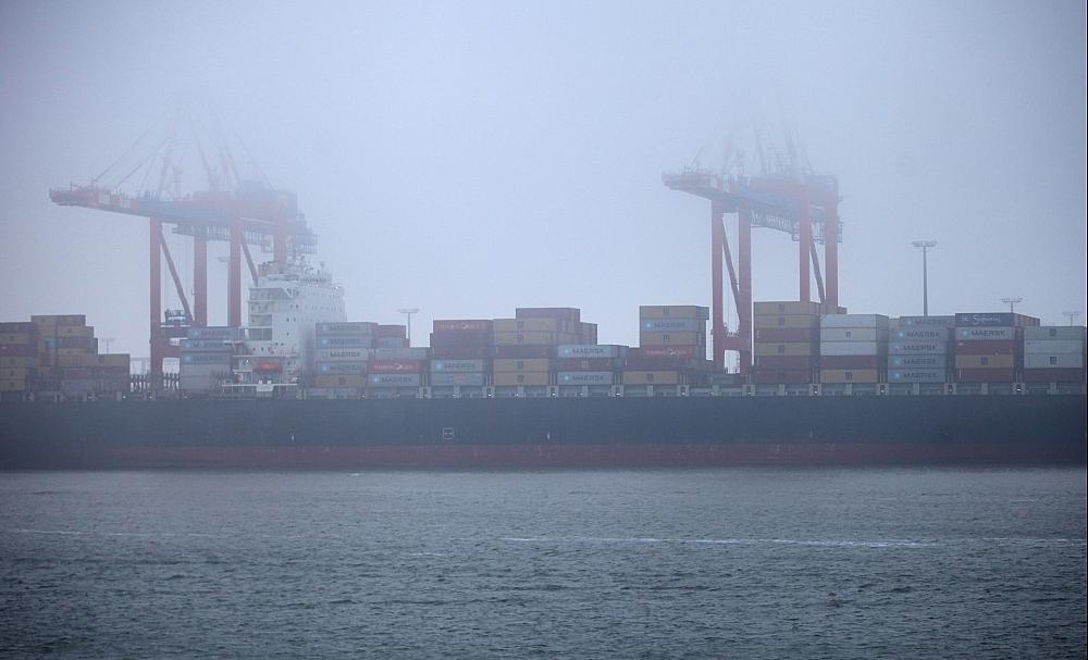 Containerschiff in Wilhelmshaven (Archiv)