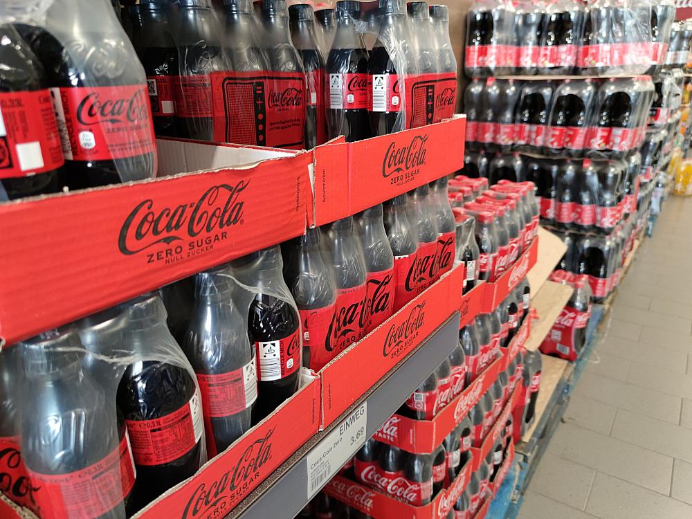 Coca Cola in einem Supermarkt (Archiv)