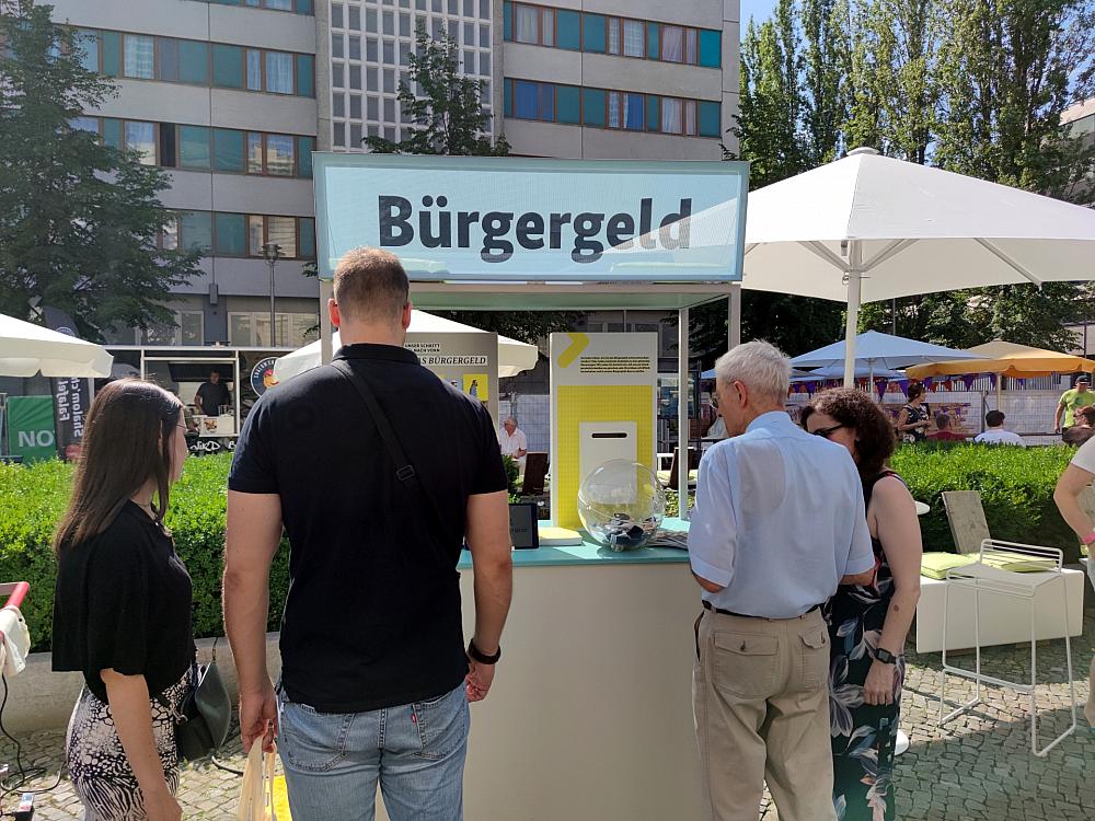 Passanten an einem Bürgergeld-Infostand (Archiv)