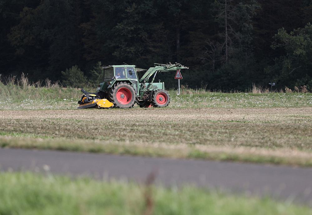 Bauer auf Traktor (Archiv)