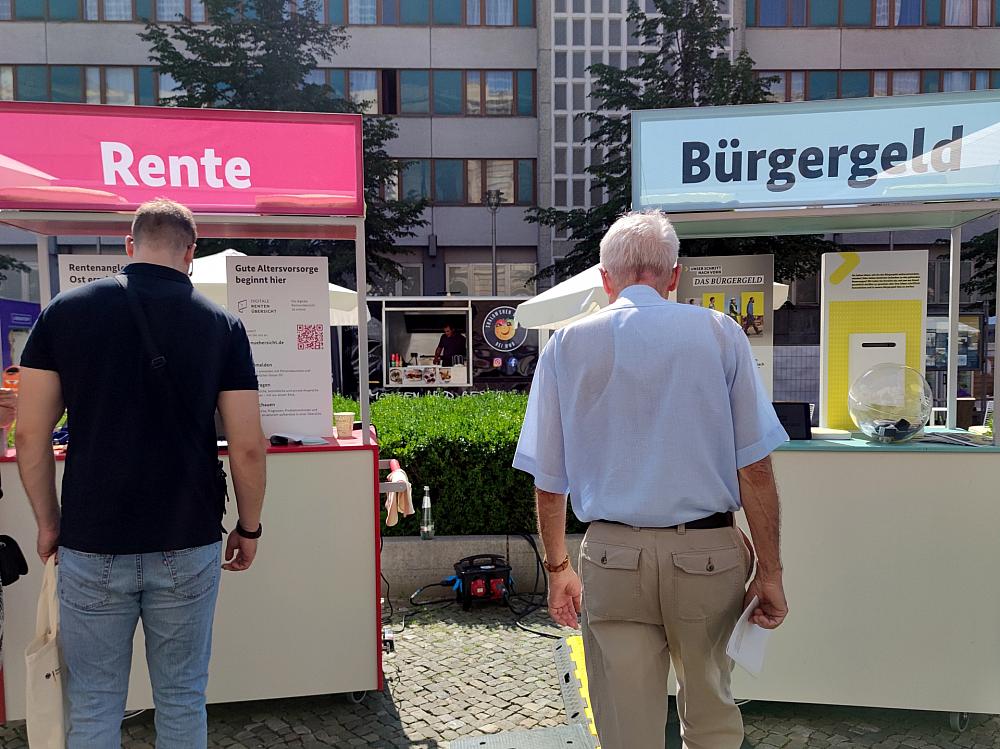 Passanten vor Infoständen zu Rente und Bürgergeld (Archiv)