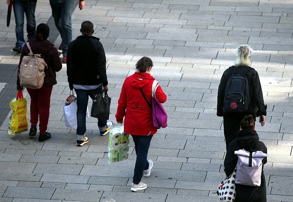 Menschen in einer Fußgängerzone (Archiv)