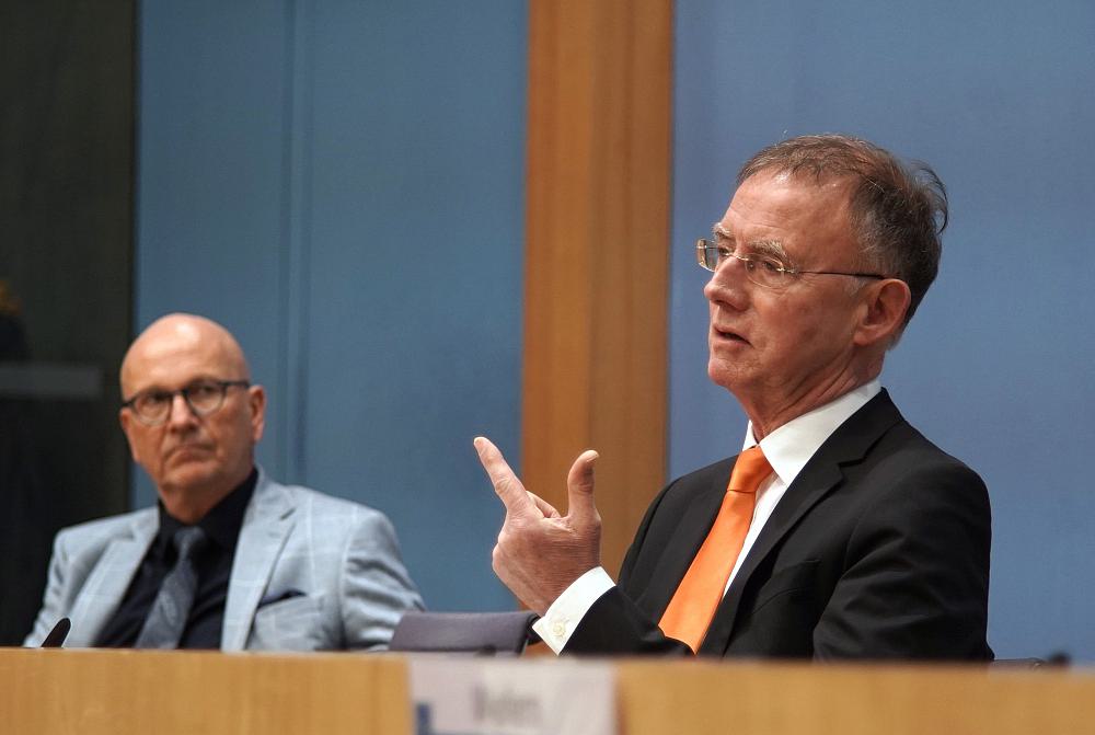 Der Präsident des Deutschen Städte- und Gemeindebundes, Uwe Brandl, und DStGB-Hauptgeschäftsführer Gerd Landsberg am 04.01.2023 in Berlin.