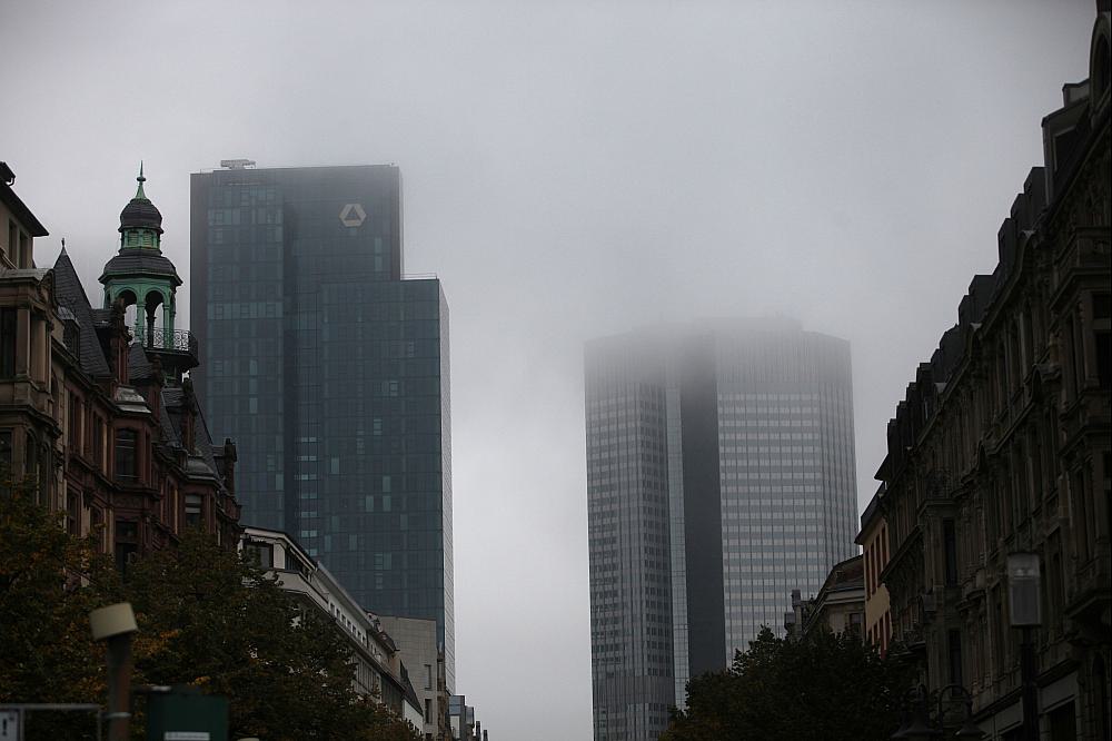 Frankfurter Bankentürme im Nebel (Archiv)