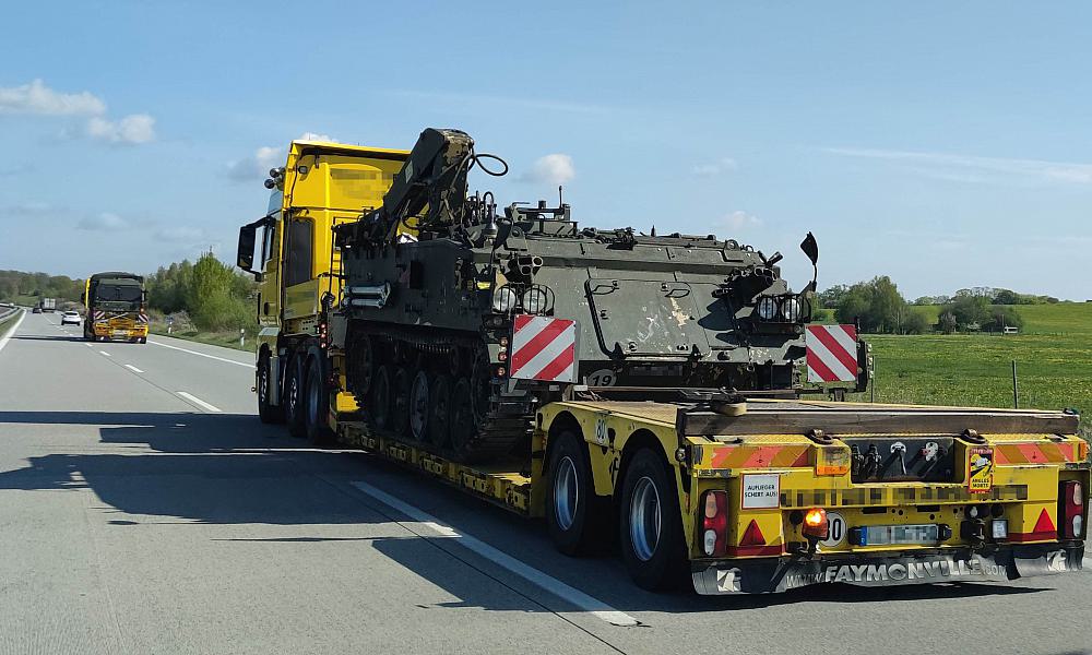 Panzer-Transport auf der Autobahn (Archiv)