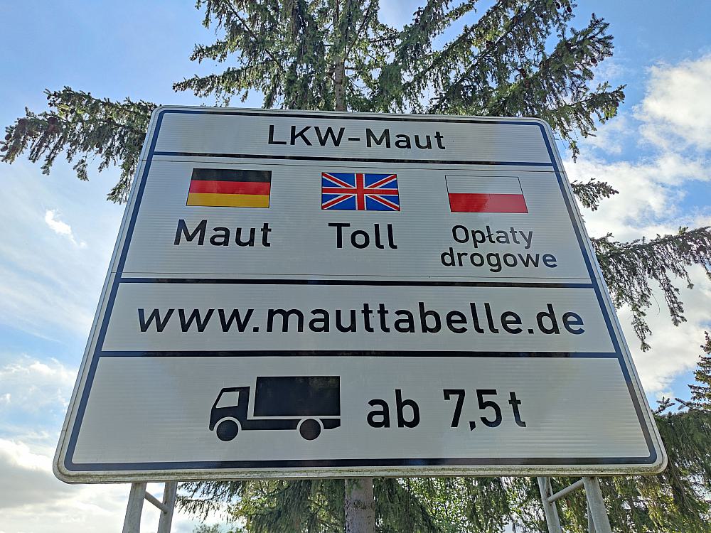 Hinweisschild auf LKW-Maut (Archiv)