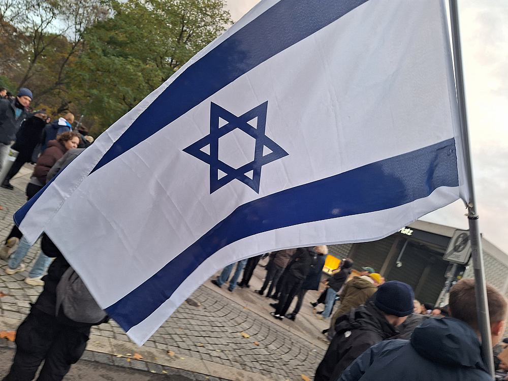 Israelische Fahne auf Pro-Israel-Demo (Archiv)