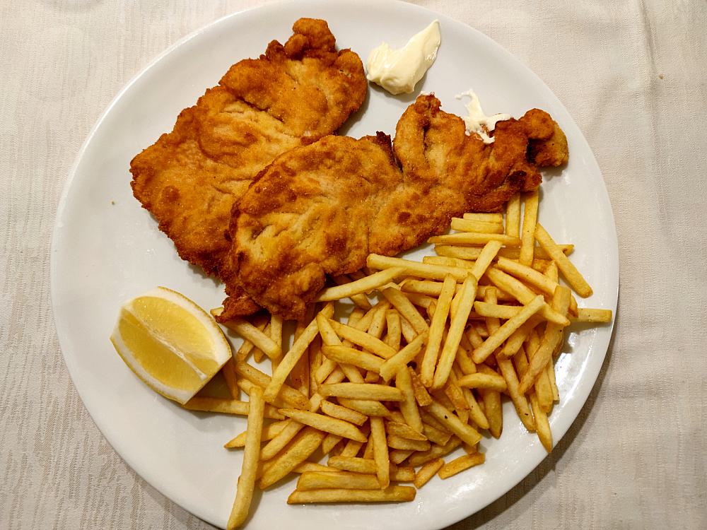 Pommes mit Wiener Schnitzel (Archiv)