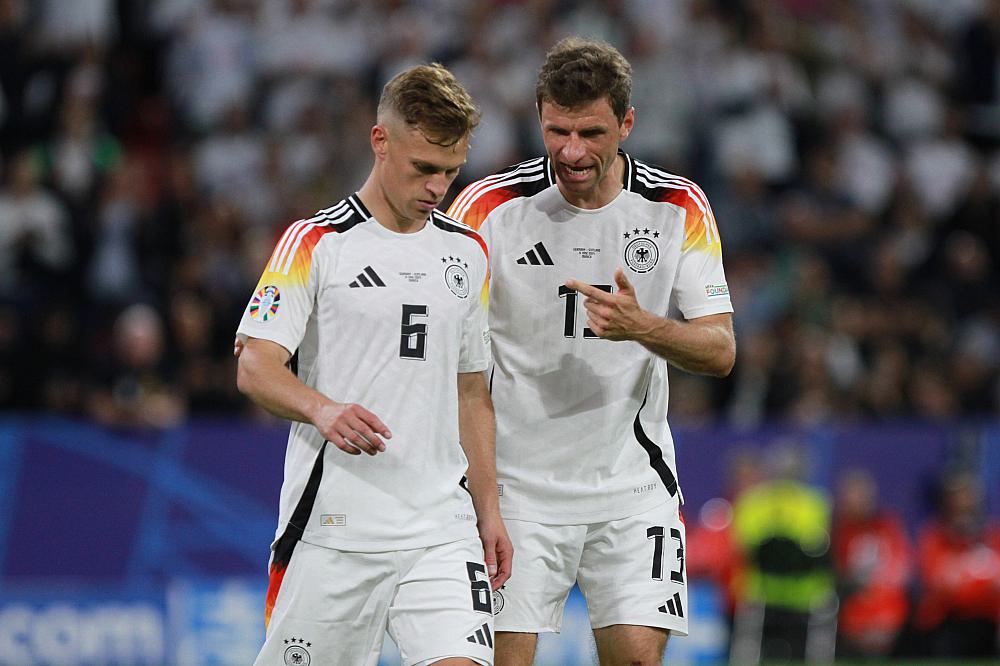 Joshua Kimmich und Thomas Müller (Deutsche Nationalmannschaft) (Archiv)