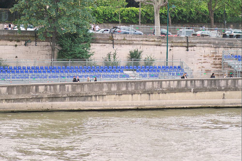 Zuschauertribüne für die Schwimmwettbewerbe an der Seine (Archiv)