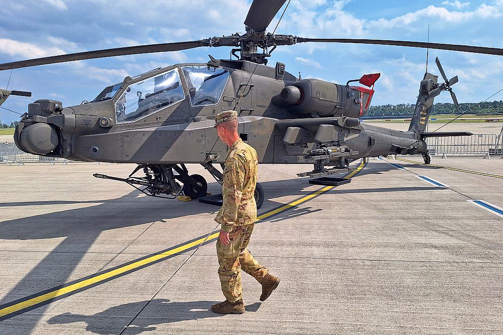 US-Soldat vor einem Boeing AH-64 Apache (Archiv)