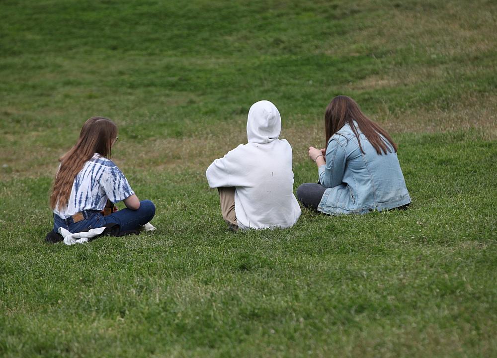Drei junge Frauen in einem Park (Archiv)