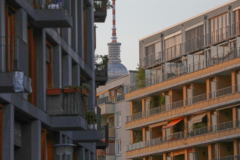 Wohnhäuser mit Berliner Fernsehturm (Archiv)