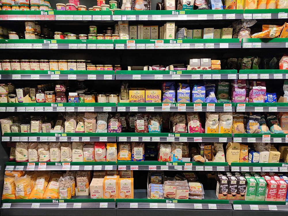 Bio-Produkte im Supermarkt (Archiv)
