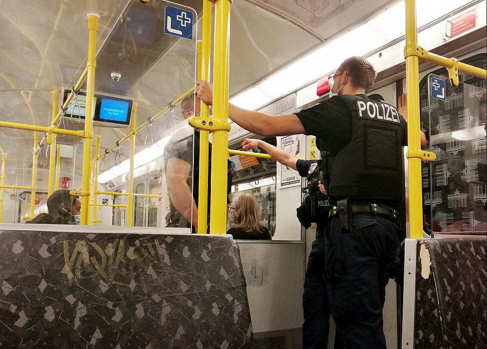 Polizei kontrolliert Maskenpflicht in U-Bahn während der Corona-Pandemie (Archiv)