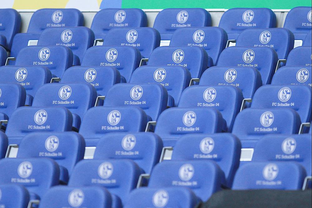 Sitze mit Logo des FC Schalke 04 (Archiv)