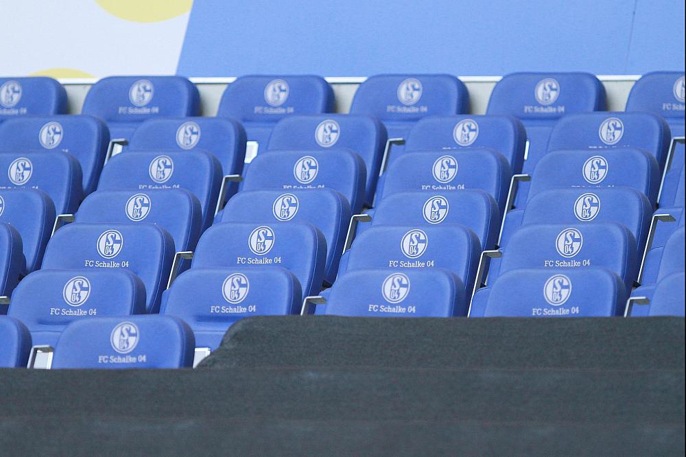 Sitze mit Logo des FC Schalke 04 (Archiv)