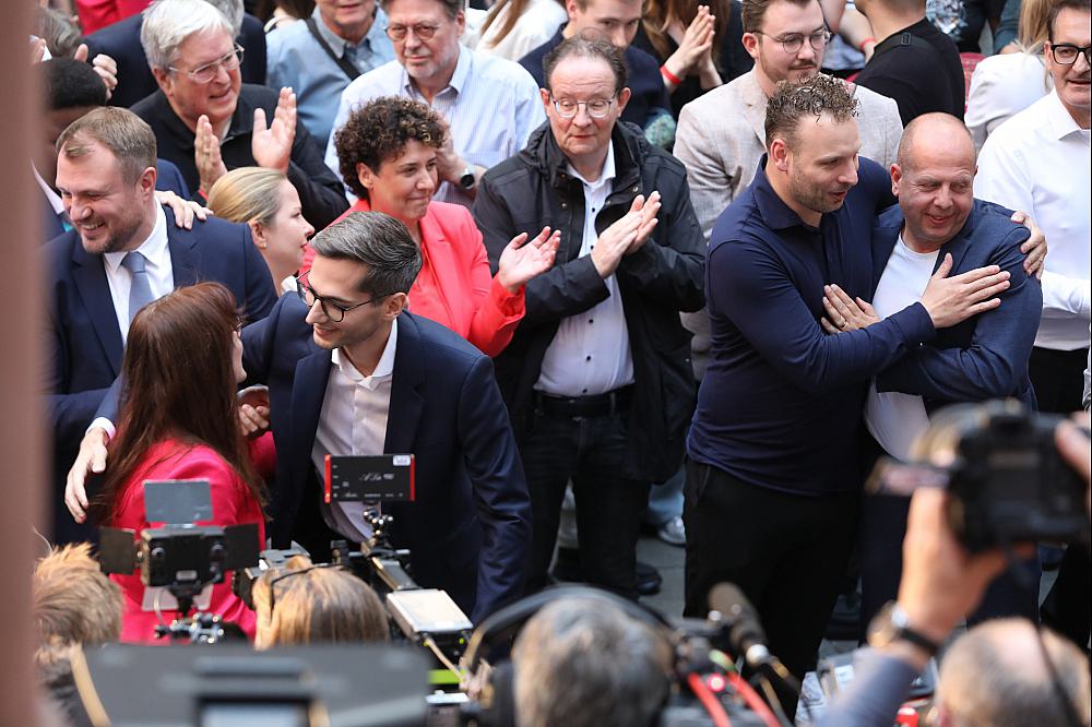 Reaktion auf 18-Uhr-Prognose bei SPD-Wahlparty in Brandenburg am 22.09.2024