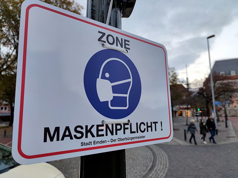 Maskenpflicht in der Innenstadt von Emden (Archiv)