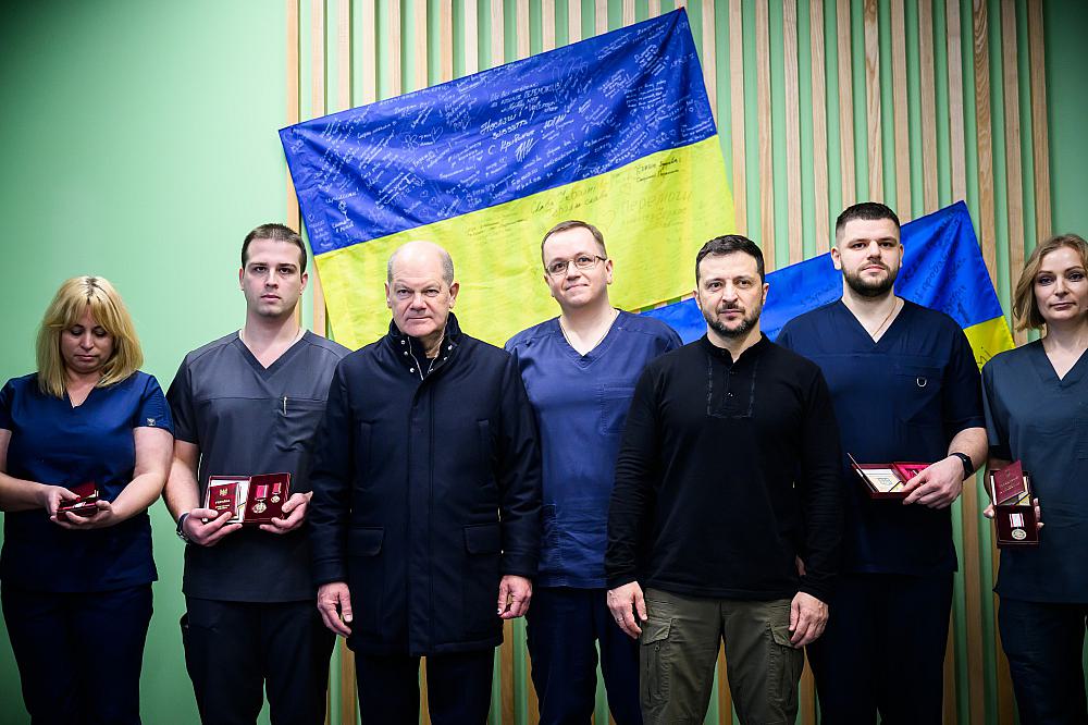 Olaf Scholz und Wolodymyr Selenskyj in einem Krankenhaus in Kiew am 02.12.2024