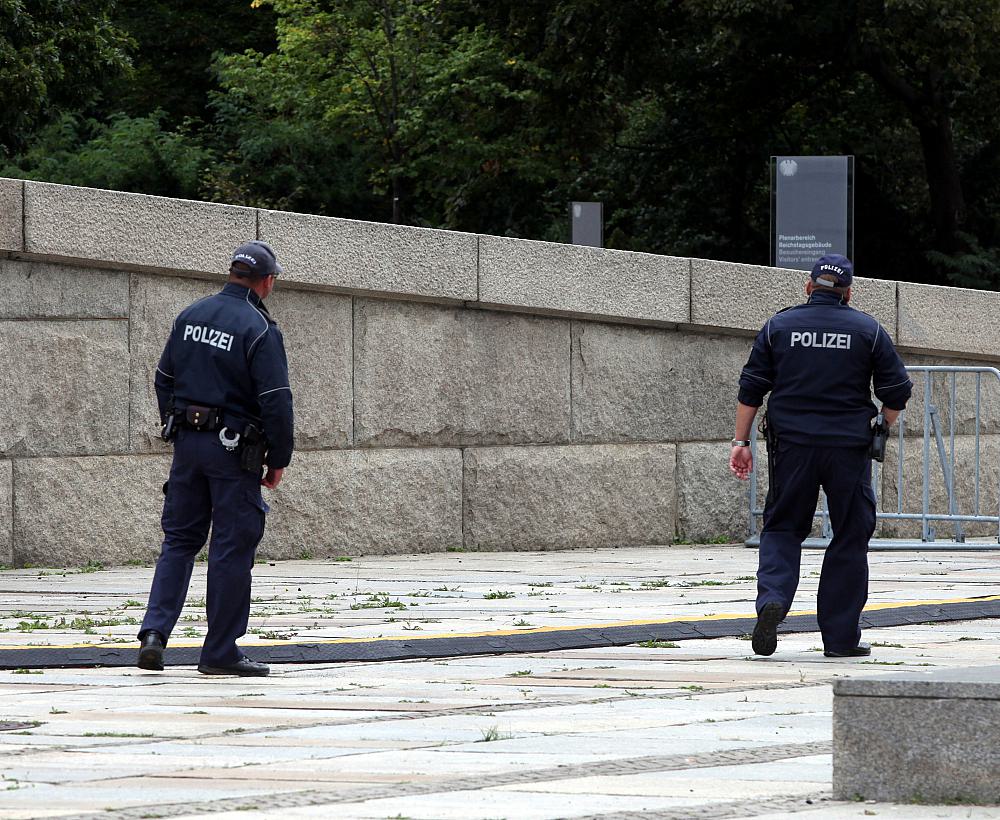 Polizei vor dem Bundestag (Archiv)