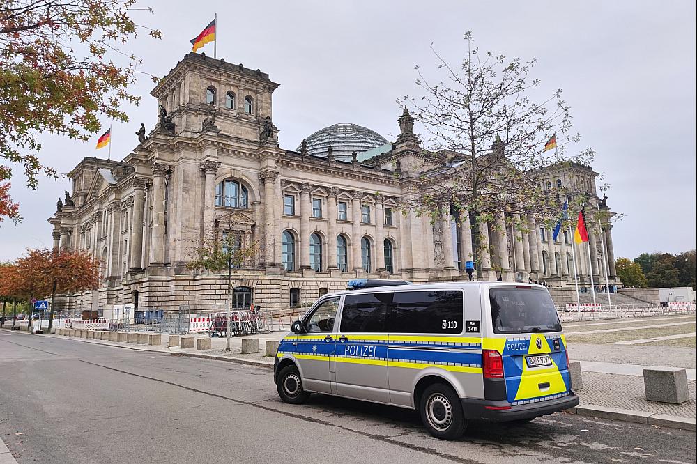 Polizei vor Bundestag (Archiv) über dts Nachrichtenagentur