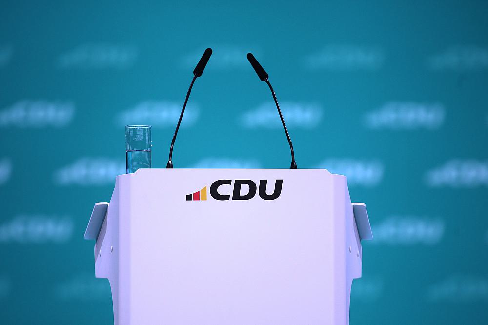 Rednerpult mit CDU-Logo (Archiv)