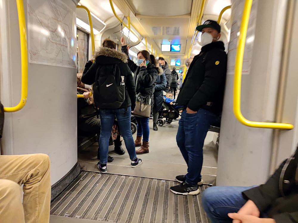 Menschen in einer U-Bahn (Archiv)