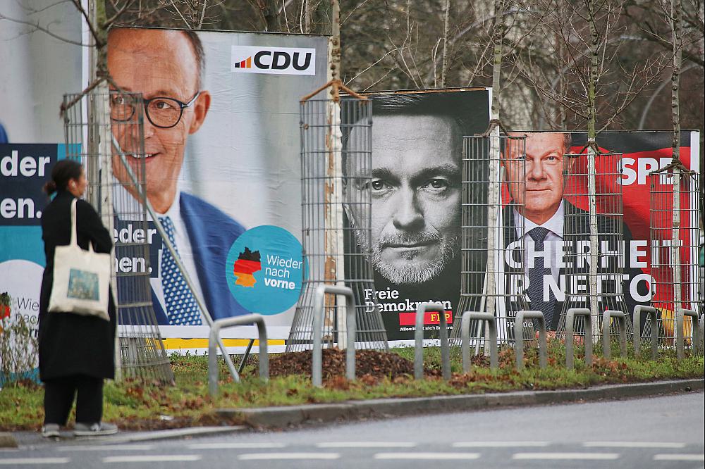 Wahlplakate mit Friedrich Merz, Christian Lindner und Olaf Scholz (Archiv)