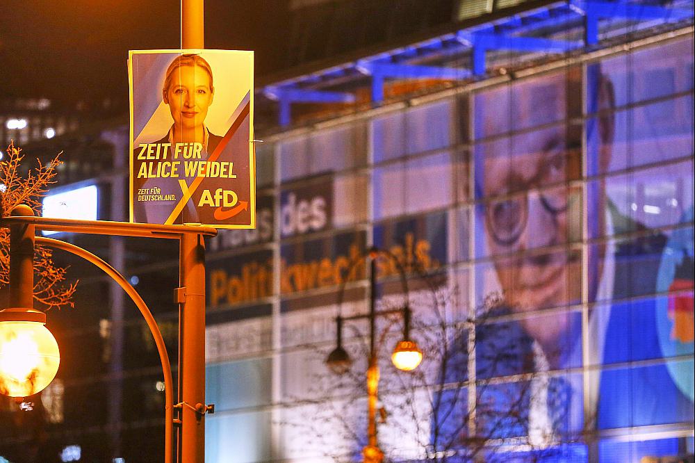 AfD-Werbung vor der CDU-Parteizentrale am 02.02.2025