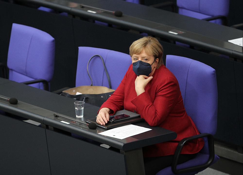 Angela Merkel mit Maske während der Coronakrise (Archiv)