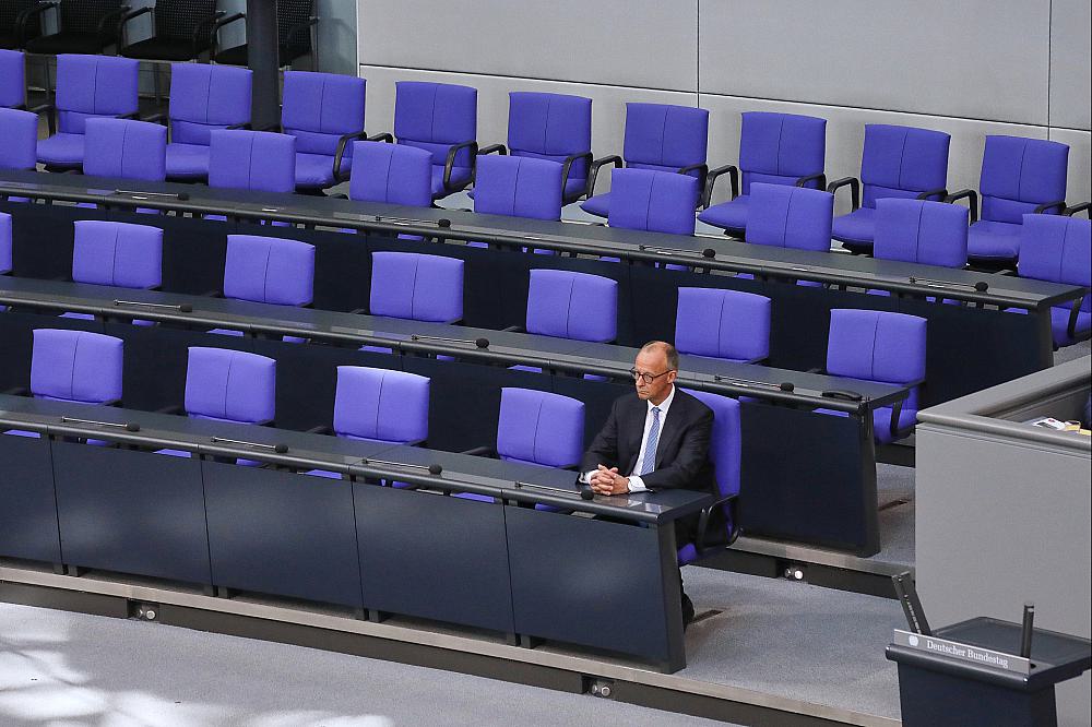 Friedrich Merz alleine auf der Regierungsbank am 06.05.2025