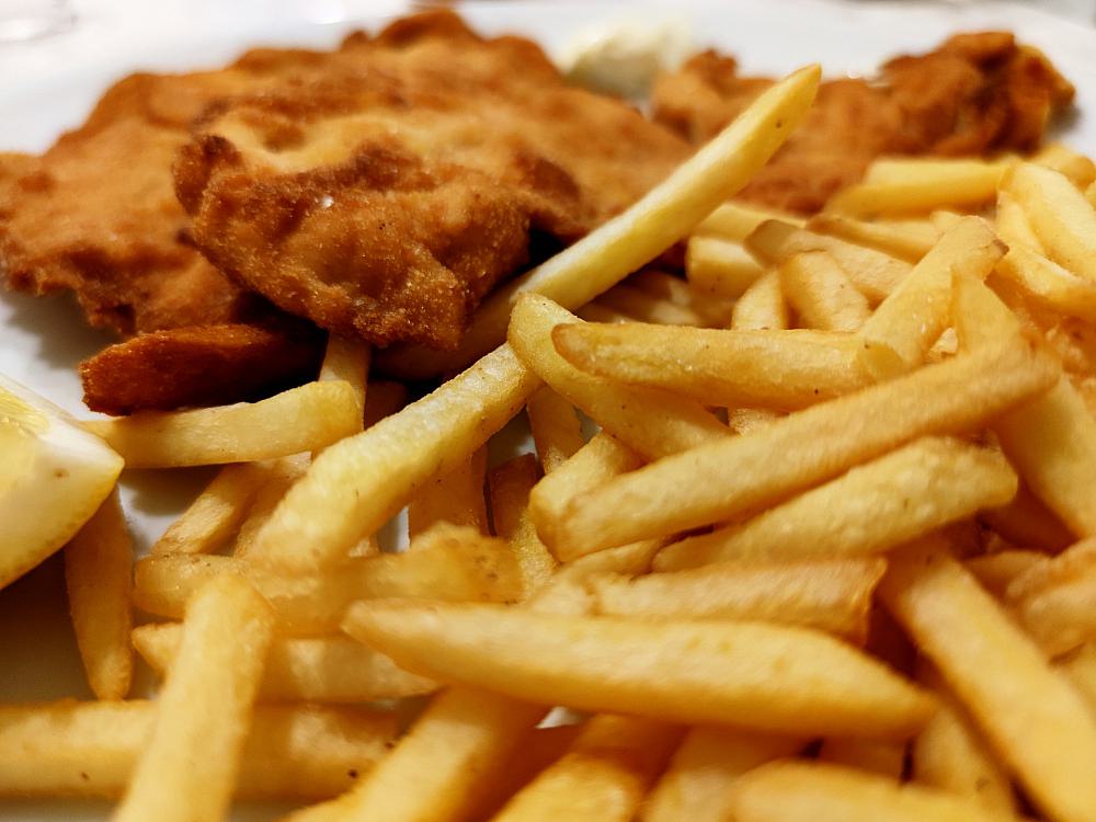 Pommes mit Wiener Schnitzel (Archiv)