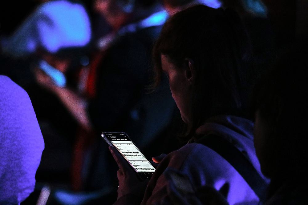 Junge Frau mit Smartphone am 28.05.2025