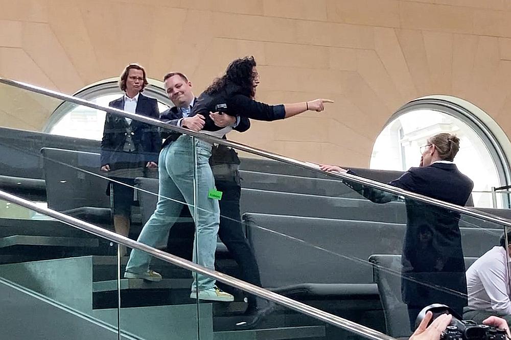 Besucherin stört Bundestagssitzung am 04.06.2025
