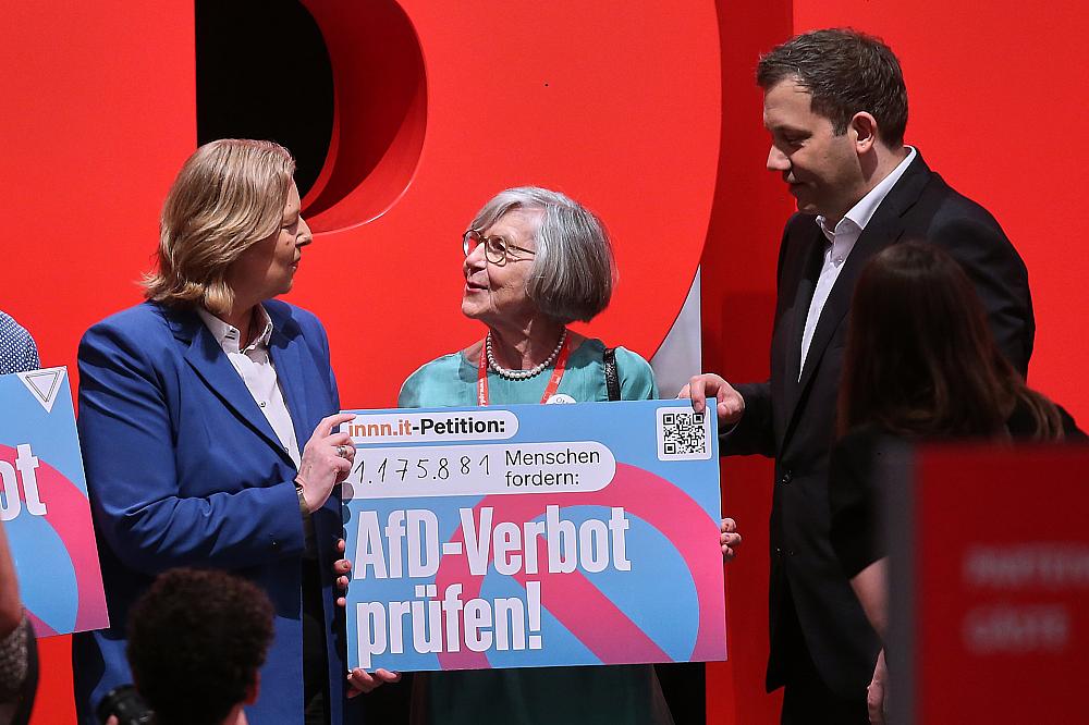 Bärbel Bas und Lars Klingbeil mit Schild zu Petition zu AfD-Verbot am 29.06.2025
