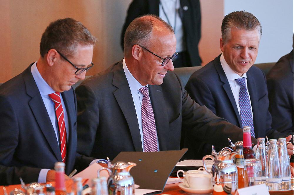 Michael Schrodi, Friedrich Merz, Thorsten Frei am 02.07.2025