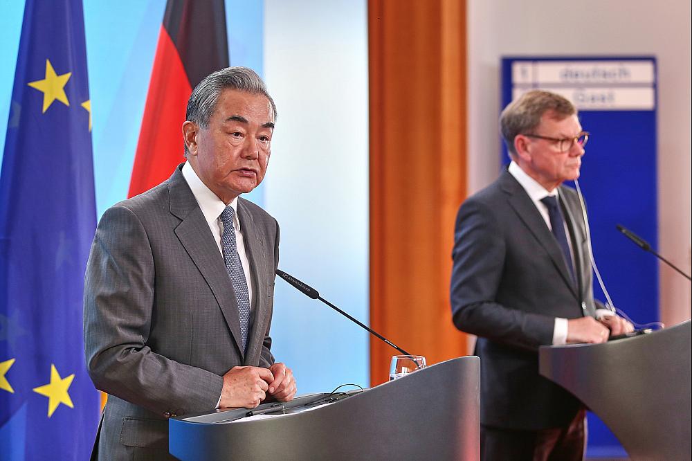 Wang Yi und Johann Wadephul am 03.07.2025