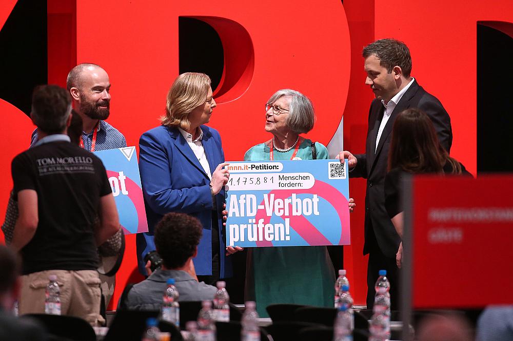 Bärbel Bas und Lars Klingbeil mit Schild zu Petition zu AfD-Verbot (Archiv)
