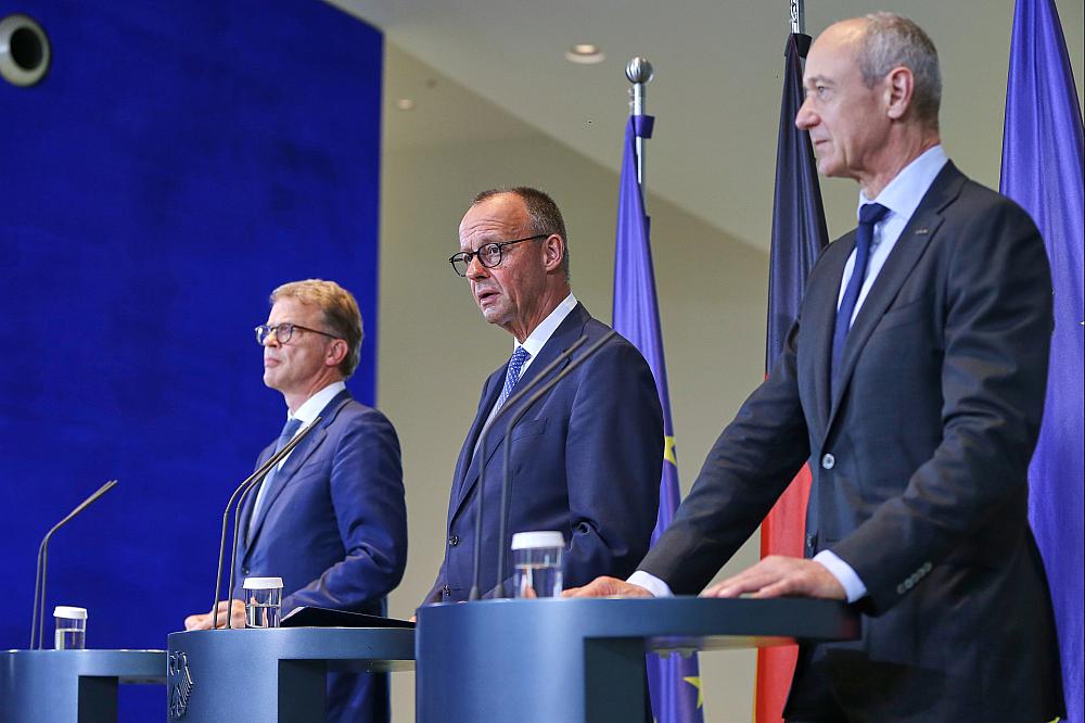 Christian Sewing, Friedrich Merz und Roland Busch am 21.07.2025