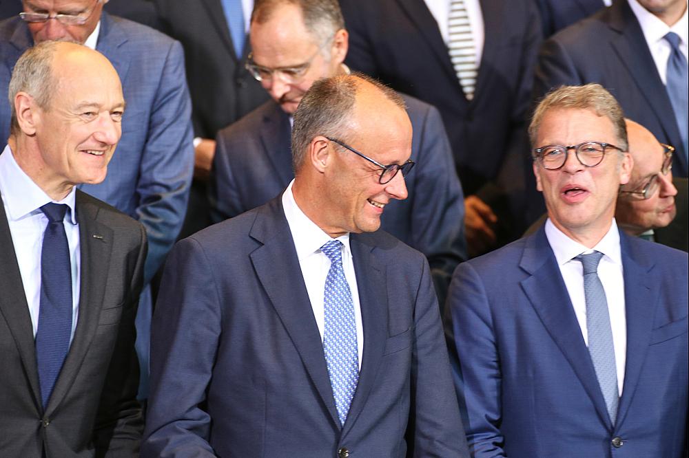 Roland Busch, Friedrich Merz und Christian Sewing am 21.07.2025