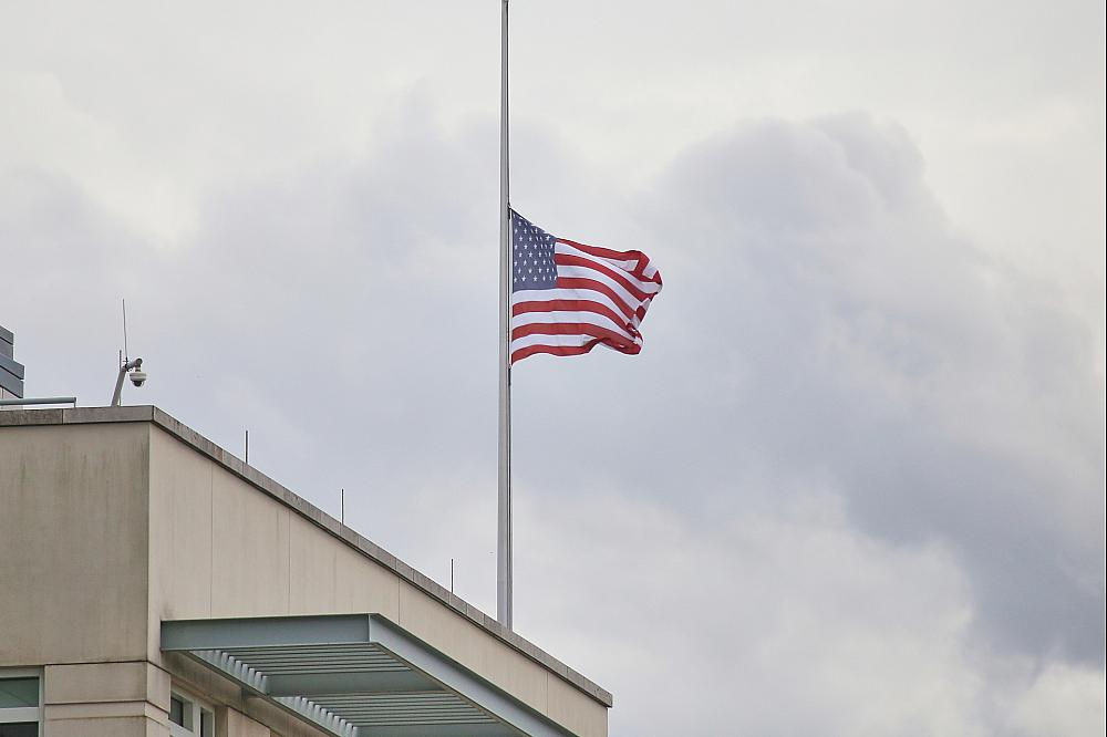 Fahne auf Halbmast an US-Botschaft am 13.09.2025