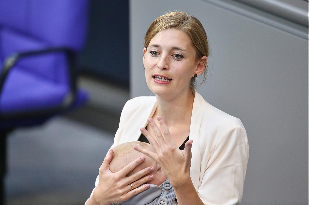 Hanna Steinmüller mit Baby am Rednerpult am 23.09.2025
