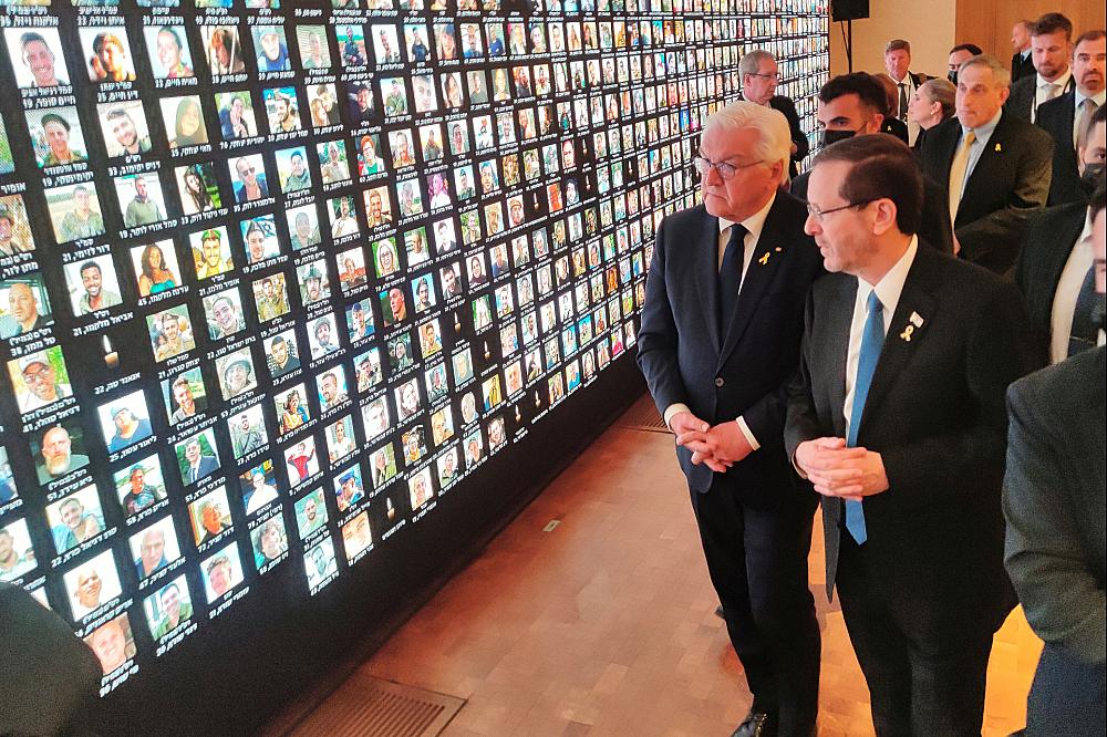 Frank-Walter Steinmeier und Isaak Herzog vor einer Installation, die die Opfer des von der Hamas ausgeführten Terror-Anschlags vom 7. Oktober zeigt (Archiv) über dts Nachrichtenagentur