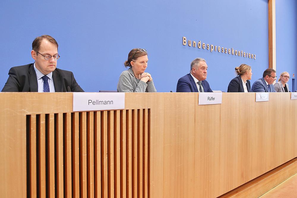 Uneinigkeit im Bundestag: Volksabstimmungen sorgen für gespaltene Meinungen im Petitionsausschuss