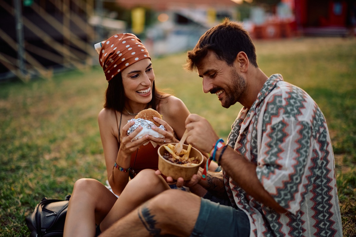Ananas auf die Pizza? Swipe right! / Too Good To Go enthüllt in Dating-Umfrage wie wichtig kulinarische Vorlieben in der Liebe sind