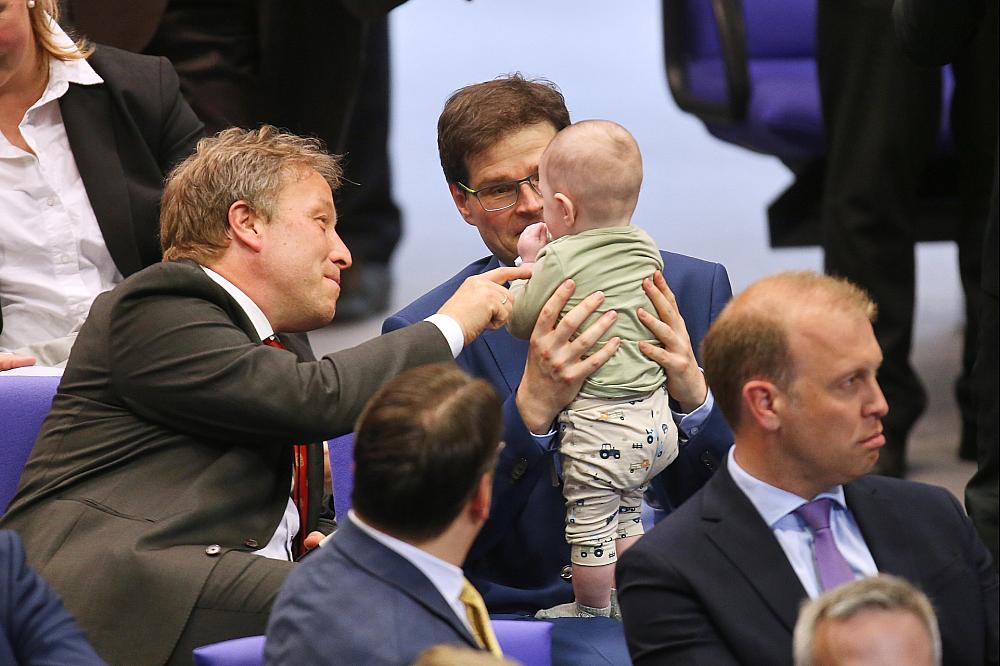 Sebastian Steineke und Johannes Rothenberger mit Baby (Archiv) über dts Nachrichtenagentur